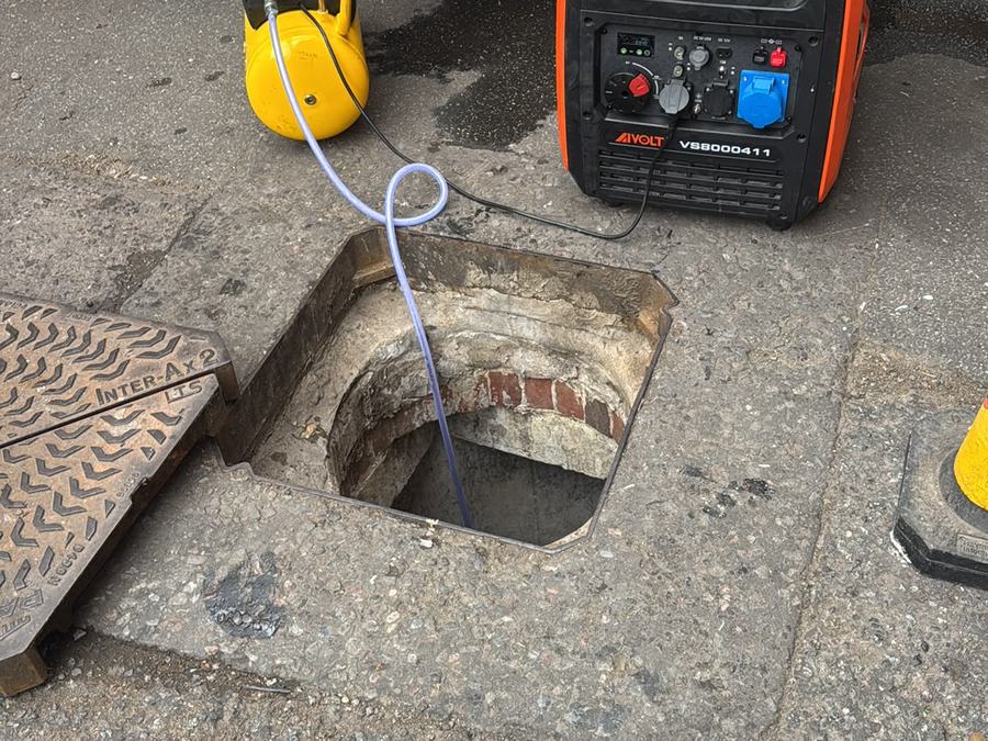 Van, generator and jetter working an open chamber